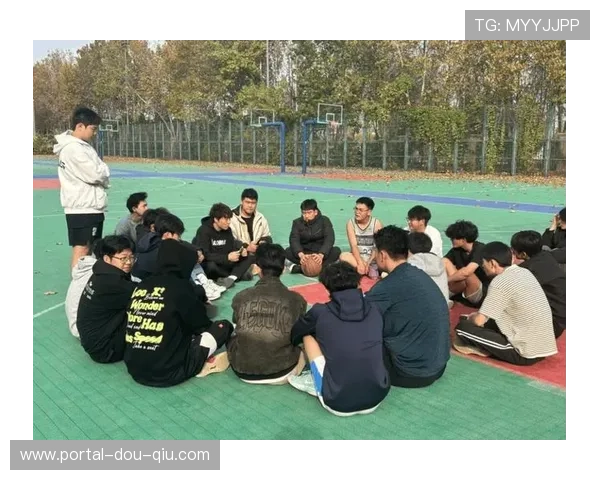 赛前训练开放，媒体拍摄战术演练