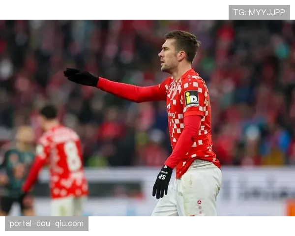 官方：美因茨主教练因健康原因暂时离任，由助理教练代理职权